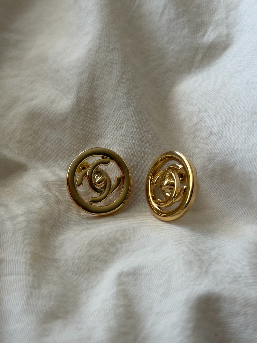 CHANEL Gold Interlocking Circle Statement Earrings - Picture 13 of 15
